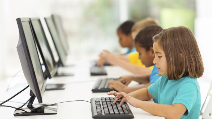 Computador ou livros: o que é melhor para a visão da criança nos estudos?